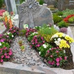 Какие многолетние неприхотливые цветы сажают на кладбище
