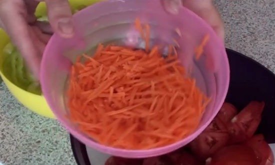 Натираем на терке морковь
