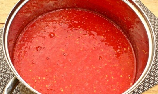 перелить томат в кастрюлю