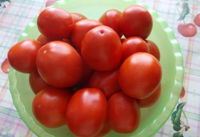 Плоды томата Земляк