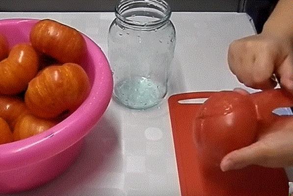 процесс очистки помидор