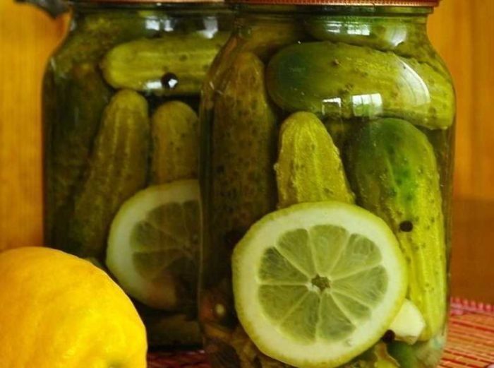 Рецепт вкусных и хрустящих маринованных огурцов с лимоном на зиму